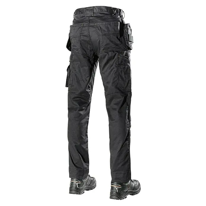 L.Brador Arbeitshose 1090PB - 50, Schwarz - Rückansicht einer schwarzen Arbeitshose mit Taschen und Stiefeln, ideal für Handwerker und Bauarbeiter. Strapazierfähiges Material für lange Haltbarkeit.