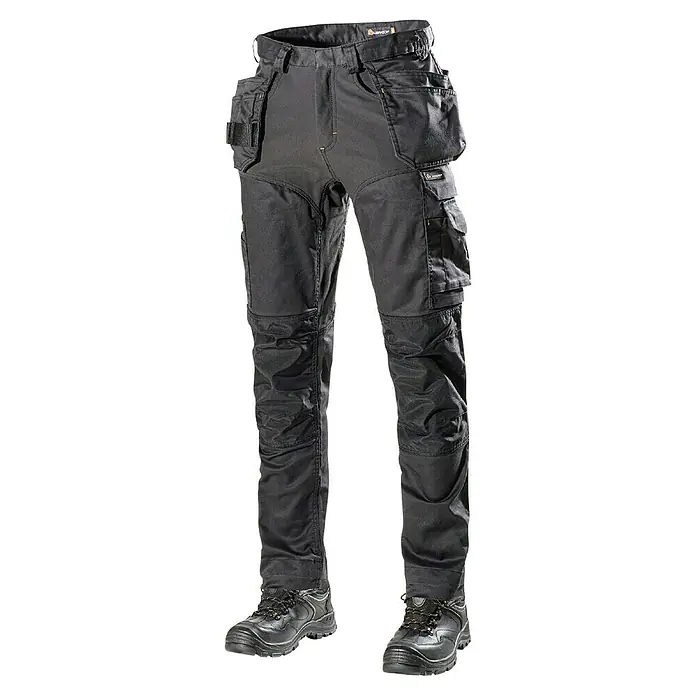 L.Brador Arbeitshose 1090PB - 48, Schwarz - Abbildung einer schwarzen Arbeitshose mit mehreren Taschen und verstärkten Knien, ideal für Handwerker.