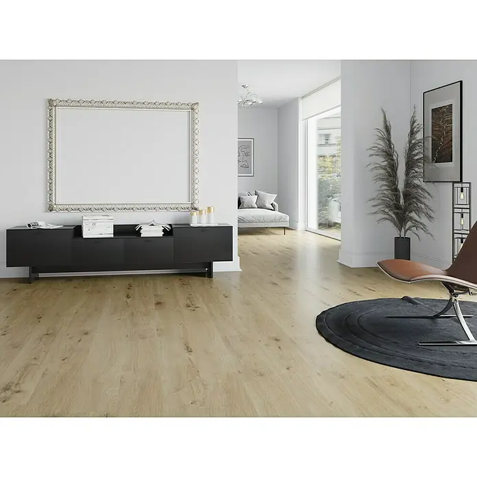 LOGOCLIC Laminado Roble Ventura - 1.200 x 196 x 10 mm, Roble Ventura, AC5 - Salón luminoso con suelo de madera clara, que irradia calidez y realza el atractivo visual de la estancia.