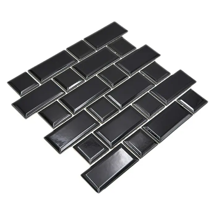Mosaikfliese Metro Uni CG M02BM - 29,4 x 29,1 cm, Schwarz, Glänzend - Nahaufnahme von glänzenden, schwarzen Metrofliesen, die ein stilvolles und modernes Design für Wände oder Böden bieten.