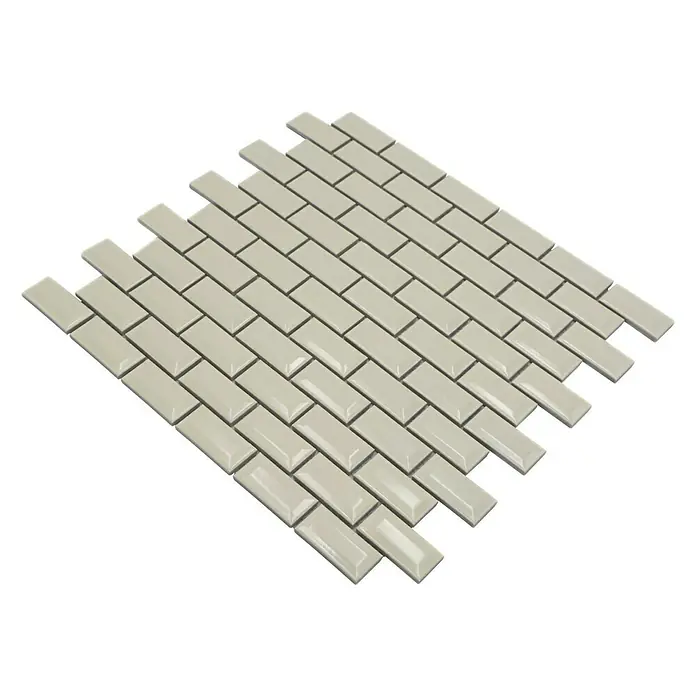 Mosaikfliese Brick Bond Diamond CBI 110 - 30 x 30 cm, Elfenbein, Glänzend - Nahaufnahme eines Musters von beigen, rechteckigen Metro-Fliesen mit glänzender Oberfläche, ideal für Küchen- oder Badezimmer-Akzente.