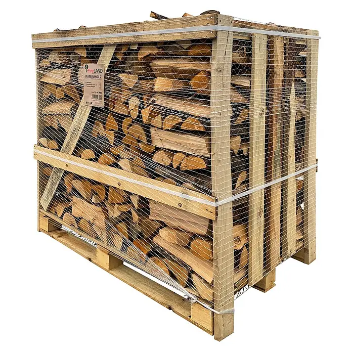 Fireland Kaminholz Raummeter - Laubholz, Länge Holzscheit: 25 cm - 33 cm - Ein großer Palettencontainer, gefüllt mit sauber gestapeltem Kaminholz, umwickelt mit Netzfolie für den einfachen Transport.