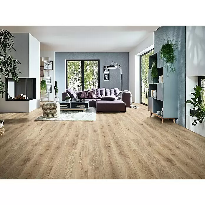 LOGOCLIC Ambienta Laminatmuster Honig Eiche - 297 x 195 x 1 mm, Landhausdiele - Helles, naturbelassenes Holzparkett in einem modernen Wohnzimmer, das das zeitgenössische Dekor ergänzt.
