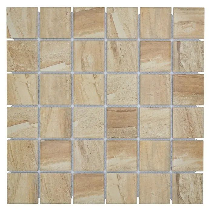 Mosaikfliese Quadrat CTR Q31CM - 30,6 x 30,6 cm, Beige, Matt - Beige Mosaikfliesen: Nahaufnahme eines quadratischen Musters aus beigen Mosaikfliesen mit natürlicher Marmorierung und hellgrauen Fugen.