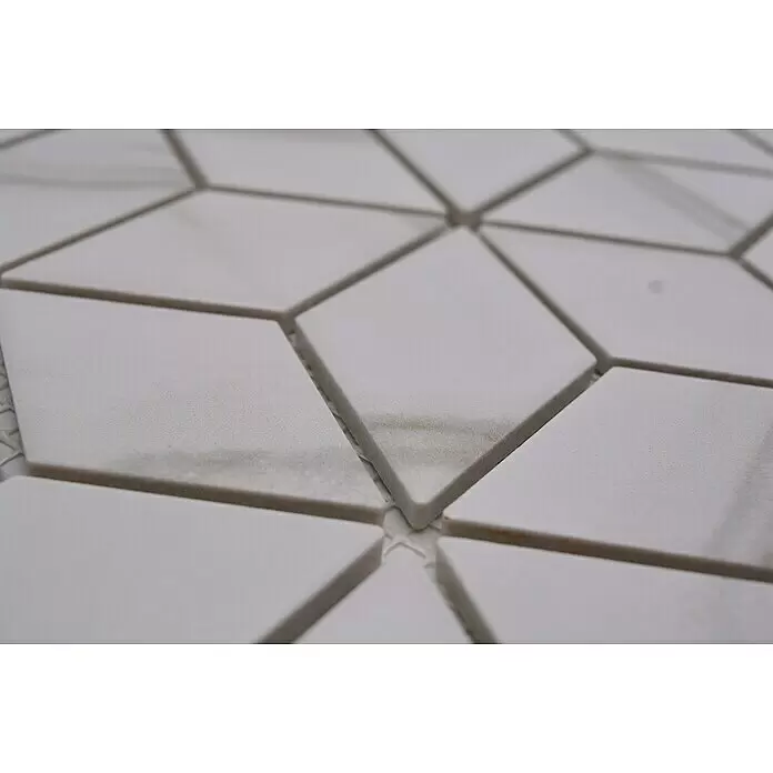 Mosaikfliese Diamant CIM POV CT - 26,6 x 30,5 cm, Beige/Braun/Weiß, Matt - Weiße rautenförmige Marmormosaikfliesen mit feiner Äderung, geometrisch angeordnet.