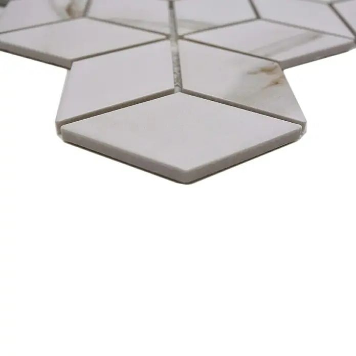 Mosaikfliese Diamant CIM POV CT - 26,6 x 30,5 cm, Beige/Braun/Weiß, Matt - Nahaufnahme von weißen Marmor-Diamantfliesen, die ein elegantes und modernes Design für Innenräume bieten.
