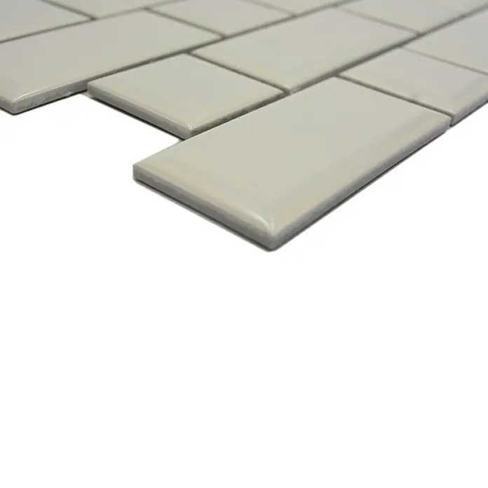 Mosaikfliese Metro Uni CG M10IM - 29,4 x 29,1 cm, Elfenbein, Glänzend - Nahaufnahme von beigen Metrofliesen, die ein elegantes und modernes Design für Küchen oder Badezimmer schaffen.\n