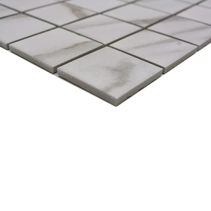 Mosaikfliese Quadrat Calacatta CIM Q48 CT - 30,6 x 30,6 cm, Weiß, Matt - Nahaufnahme von quadratischen, hellgrauen Marmormosaikfliesen, die sich ideal für Badezimmer- oder Küchenrückwände eignen.