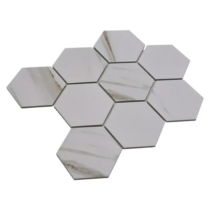 Mosaikfliese Hexagon CIM HX9 CT - 25,6 x 29,55 cm, Beige/Braun/Weiß, Matt - Nahaufnahme eines Musters aus weißen Sechseck-Fliesen mit marmorierter Oberfläche. Ideal für moderne Wand- und Bodengestaltungen.