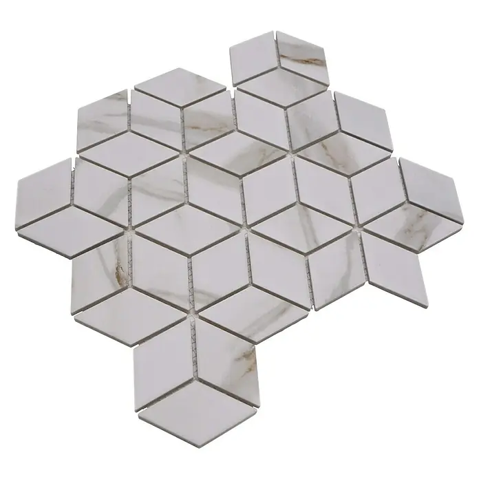 Mosaikfliese Diamant CIM POV CT - 26,6 x 30,5 cm, Beige/Braun/Weiß, Matt - Das Bild zeigt ein Mosaik aus weißen Marmor-Quadraten, die ein dreidimensionales Muster bilden, ideal für stilvolle Wand- und Bodenbeläge.