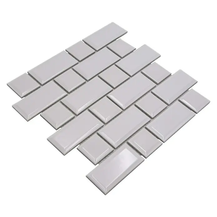 Mosaikfliese Metro Uni CG M08WM - 29,4 x 29,1 cm, Weiß, Glänzend - Nahaufnahme einer Anordnung von grauen U-Bahn-Fliesen, die ein sauberes und modernes Design für die Innenraumgestaltung bieten.