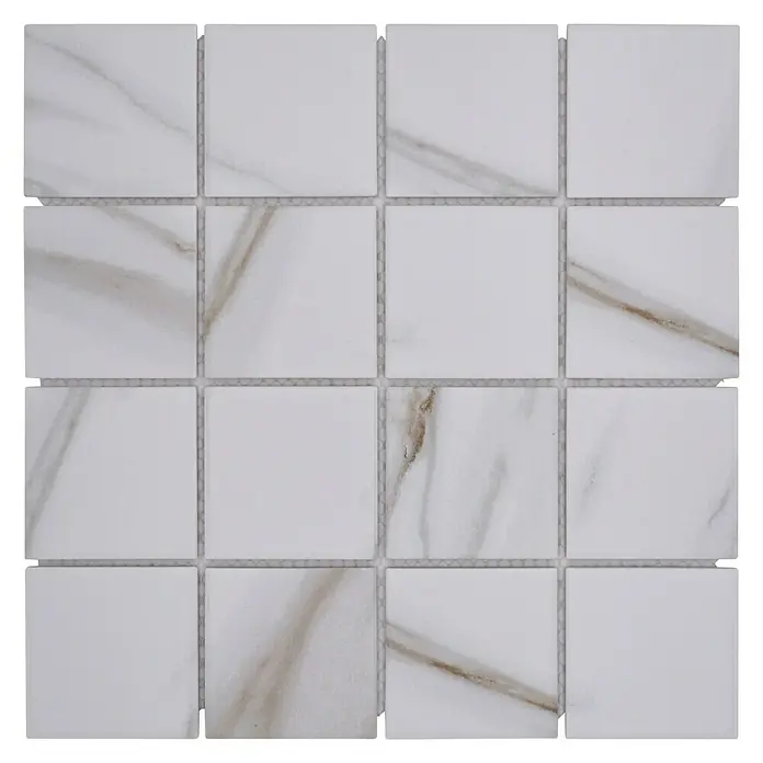 Mosaikfliese Quadrat Calacatta CIM Q73 CT - 30,6 x 30,6 cm, Braun/Beige/Weiß, Matt - Nahaufnahme von weißen Marmor-Mosaikfliesen mit subtilen grauen Adern, die ein elegantes und modernes Designelement für Oberflächen schaffen.