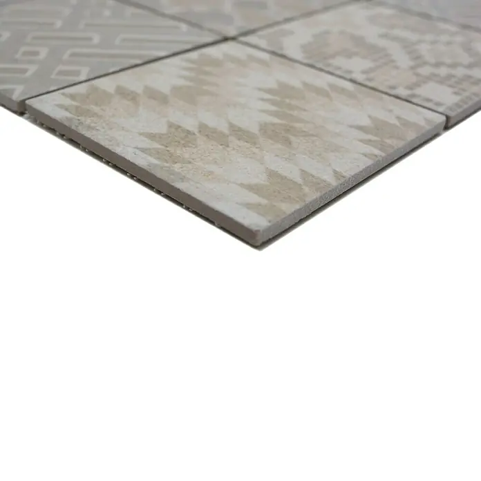 Mosaikfliese Quadrat Pico B - 29,8 x 29,8 cm, Grau, Matt - Nahaufnahme von dekorativen Keramikfliesen mit geometrischen Mustern in Beige- und Grautönen. Ideal für stilvolle Wand- oder Bodengestaltung.