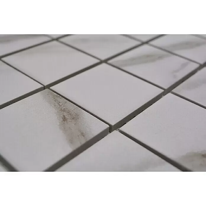 Mosaikfliese Quadrat Calacatta CIM Q48 CT - 30,6 x 30,6 cm, Weiß, Matt - Weiße und hellgraue quadratische Mosaikfliesen, teilweise mit brauner Marmorierung, zeigen Textur und dunkle Fugen.