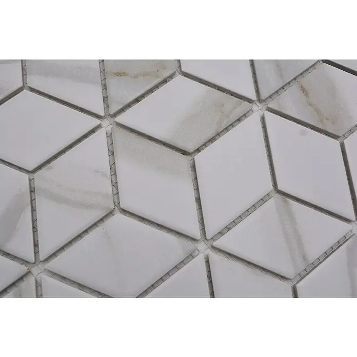 Mosaikfliese Diamant CIM POV CT - 26,6 x 30,5 cm, Beige/Braun/Weiß, Matt - Nahaufnahme von weißen, rautenförmigen Mosaikfliesen, die ein geometrisches Muster bilden und eine elegante Textur erzeugen.