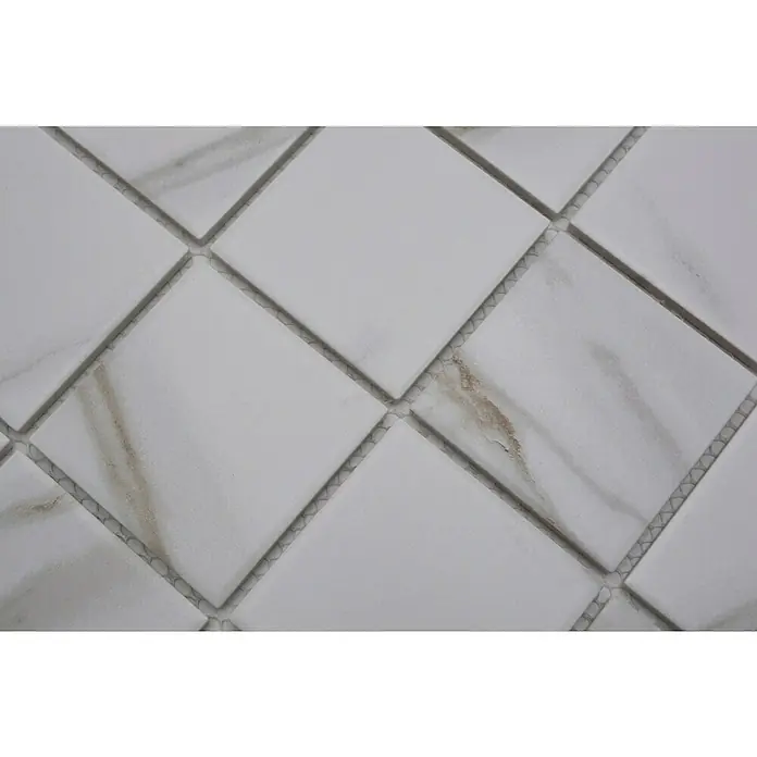 Mosaikfliese Quadrat Calacatta CIM Q73 CT - 30,6 x 30,6 cm, Braun/Beige/Weiß, Matt - Nahaufnahme von weißen Marmorfliesen in quadratischer Form mit feinen grauen Fugenlinien, die ein elegantes Muster bilden.
