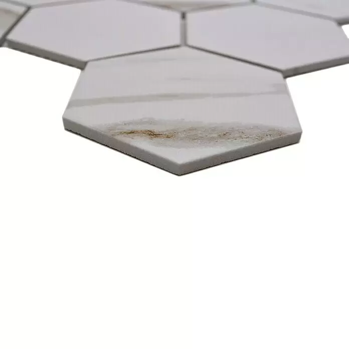 Mosaikfliese Hexagon CIM HX9 CT - 25,6 x 29,55 cm, Beige/Braun/Weiß, Matt - Hellgraue sechseckige Fliesen mit brauner Äderung, zeigen ihre matte Oberfläche und ihr Seitenprofil.