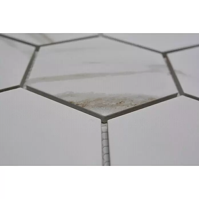 Mosaikfliese Hexagon CIM HX9 CT - 25,6 x 29,55 cm, Beige/Braun/Weiß, Matt - Nahaufnahme matter weißer sechseckiger Fliesen, einige mit brauner Äderung und sichtbaren Fugen.