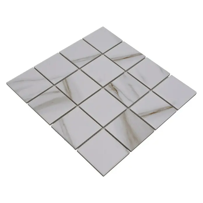 Mosaikfliese Quadrat Calacatta CIM Q73 CT - 30,6 x 30,6 cm, Braun/Beige/Weiß, Matt - Nahaufnahme eines Mosaiks aus quadratischen weißen Fliesen mit Marmorierung auf schwarzem Hintergrund.