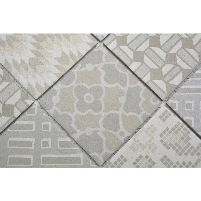 Mosaikfliese Quadrat Pico B - 29,8 x 29,8 cm, Grau, Matt - Nahaufnahme von Mosaikfliesen in Grau- und Beigetönen mit floralen und geometrischen Mustern, ideal für stilvolle Wand- und Bodengestaltung.