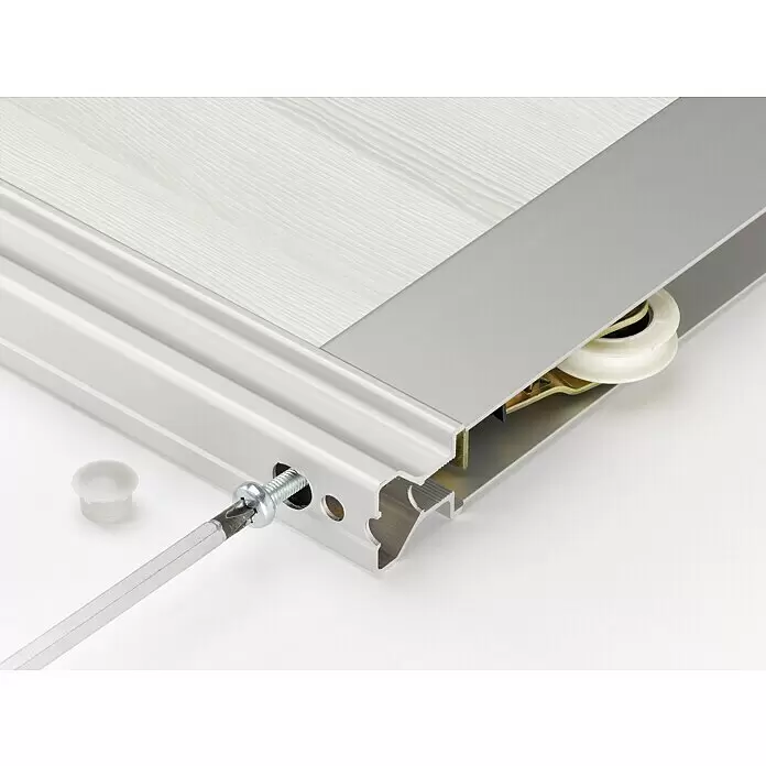 Room Plaza Easy Doing Schiebetür-Bau-Set - Pinie weiß, Farbe Beschlag: Silber - Silbernes Aluminium-Schiebetürprofil mit weißer Holzplatte, verstellbarer Rolle und einer Schraube, die mit einem Schraubendreher angezogen wird.