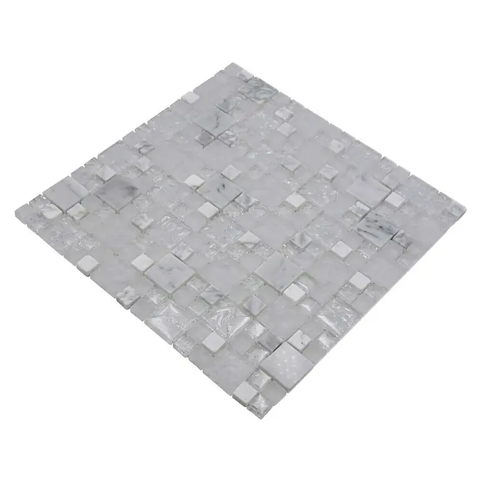 Mosaikfliese Crystal Mix XIC K1411 - 30,5 x 30,5 cm, Weiß/Grau, Glänzend - Detailaufnahme einer quadratischen Mosaikfliese mit weißen und transparenten Elementen auf schwarzem Hintergrund.