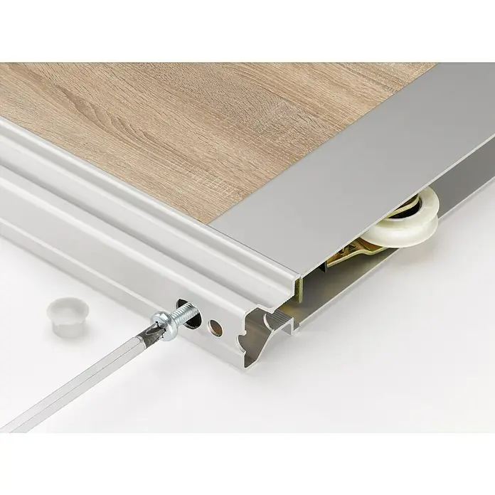 Room Plaza Easy Doing Schiebetür-Bau-Set - Eiche geplankt, Farbe Beschlag: Silber - Nahaufnahme eines Schiebetürbeschlags aus Aluminium mit Schraube und Werkzeug zur Montage und einem Holzelement als Abdeckung.
