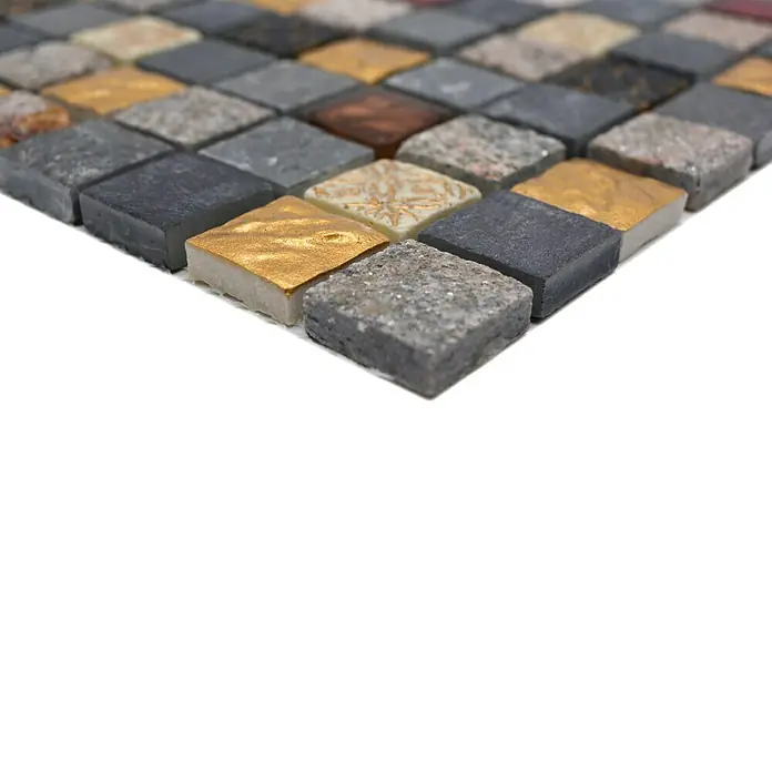 Mosaikfliese Quadrat Crystal Mix XCM CR47 - 30 x 30 cm, Grau/Schwarz, Glänzend - Nahaufnahme eines Mosaiks aus unterschiedlich farbigen Steinen, die ein interessantes Muster und Textur erzeugen.