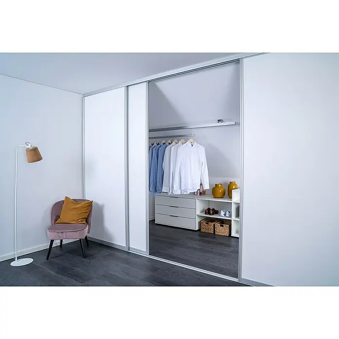Room Plaza Easy Doing Schiebetür-Bau-Set - Signalweiß, Farbe Beschlag: Silber - Elegante Schiebetüren vor einem begehbaren Kleiderschrank mit minimalistischem Design, ideal für moderne Wohnräume.