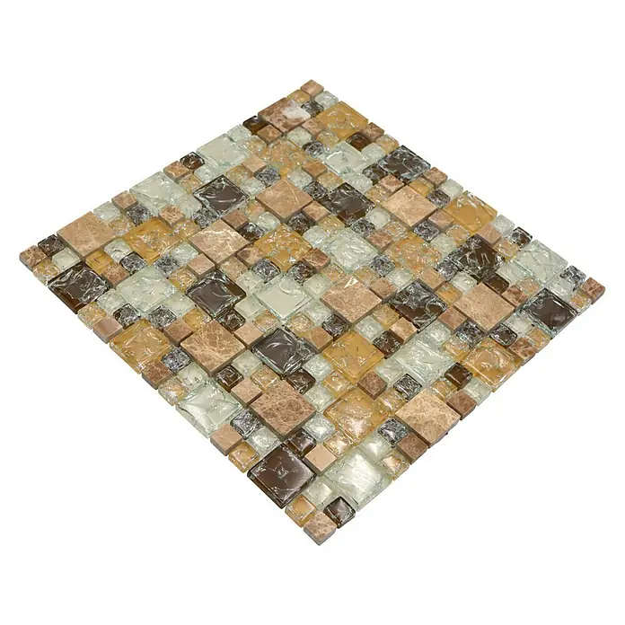 Mosaikfliese Crystal Mix XIC K1453 - 30,5 x 30,5 cm, Braun/Beige, Glänzend - Nahaufnahme eines quadratischen Mosaiks mit verschiedenen Natursteinen, Glasfliesen und einer Mischung aus Beige-, Braun- und Goldtönen.
