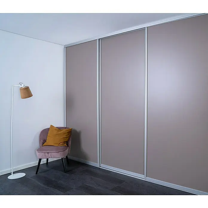Room Plaza Easy Doing Schiebetür-Bau-Set - Taupe, Farbe Beschlag: Silber - Elegantes Schlafzimmerinterieur mit einem modernen Schrank mit Schiebetüren in sanften Farbtönen, ergänzt durch stilvolle Möbel.