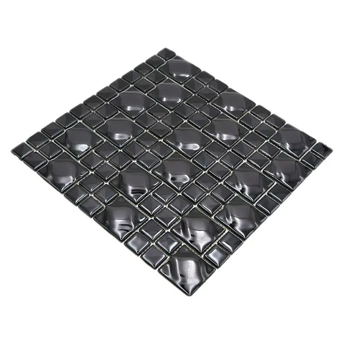 Mosaikfliese Quadrat WAVY 05 - 30 x 30 cm, Schwarz, Glänzend - Nahaufnahme eines schwarzen Mosaikfliesen-Musters in Rautenform mit glänzender Oberfläche, ideal für moderne Wand- oder Bodengestaltungen.