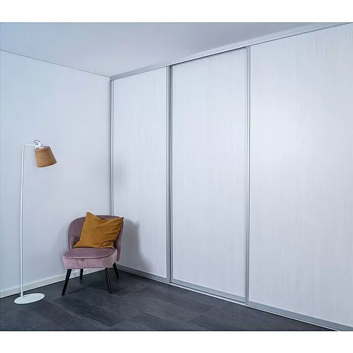 Room Plaza Easy Doing Schiebetür-Bau-Set - Pinie weiß, Farbe Beschlag: Silber - Einbauschrank mit drei weißen Holzoptik-Schiebetüren und silbernen Rahmen, raumhoch an einer Wand.
