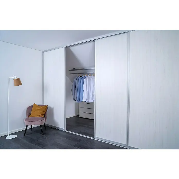 Room Plaza Easy Doing Schiebetür-Bau-Set - Pinie weiß, Farbe Beschlag: Silber - Einbaukleiderschrank mit weißen Schiebetüren und einem Spiegelteil, der Einblicke in das Innere mit Kleidung und Kommode gewährt.