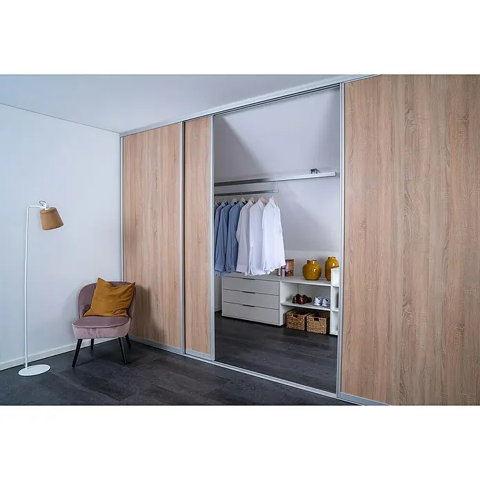 Room Plaza Easy Doing Schiebetür-Bau-Set - Eiche geplankt, Farbe Beschlag: Silber - Einbauschrank mit Holzschiebetüren und silbernen Akzenten. Elegantes Design für moderne Wohnräume mit viel Stauraum.