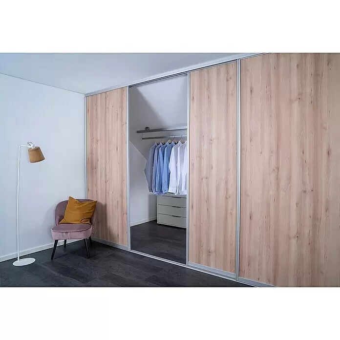 Room Plaza Easy Doing Schiebetür-Bau-Set - Buche Naturwuchs, Farbe Beschlag: Silber - Schiebetürenschrank mit hellen Holzoptik- und Spiegeltüren, eine offenbart Hemden und eine Kommode im Inneren.
