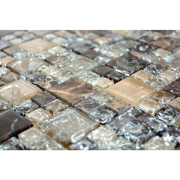 Mosaikfliese Crystal Mix XIC K1455 - 30,5 x 30,5 cm, Dunkelbraun, Glänzend - Nahaufnahme eines Mosaiks aus Glas- und Natursteinfliesen in verschiedenen Farben und Texturen.