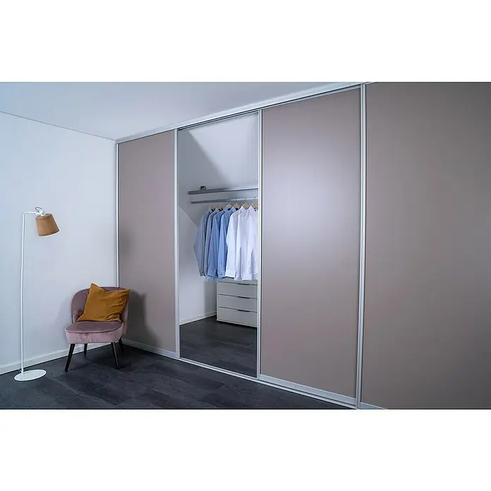 Room Plaza Easy Doing Schiebetür-Bau-Set - Taupe, Farbe Beschlag: Silber - Einbauschrank mit Schiebetüren in Beige, der Stauraum und Organisation im modernen Schlafzimmer bietet. Elegante Aufbewahrung.