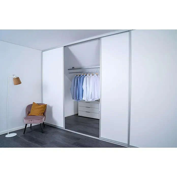 Room Plaza Easy Doing Schiebetür-Bau-Set - Signalweiß, Farbe Beschlag: Silber - Ein begehbarer Kleiderschrank mit Schiebetüren in einem modernen Schlafzimmer, inklusive Hängevorrichtung und Schubladen für zusätzlichen Stauraum.
