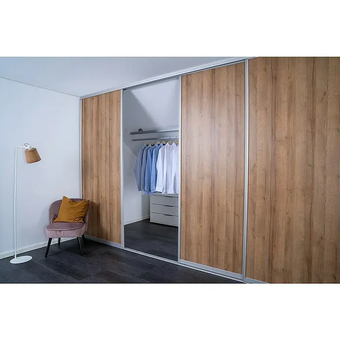 Room Plaza Easy Doing Schiebetür-Bau-SetEiche Country, Profilfarbe: Silber - Einbauschrank mit Holzstruktur und Schiebetüren, der einen eleganten und praktischen Stauraum bietet.
