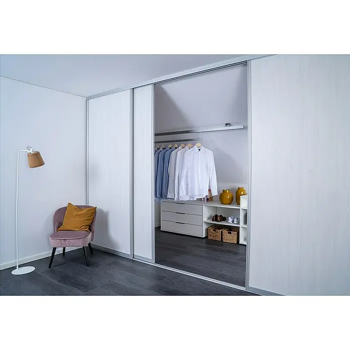 Room Plaza Easy Doing Schiebetür-Bau-Set - Pinie weiß, Farbe Beschlag: Silber - Elegantes Ankleidezimmer mit Schiebetüren und heller Innenausstattung bietet praktischen Stauraum und einladendes Design für moderne Wohnräume.