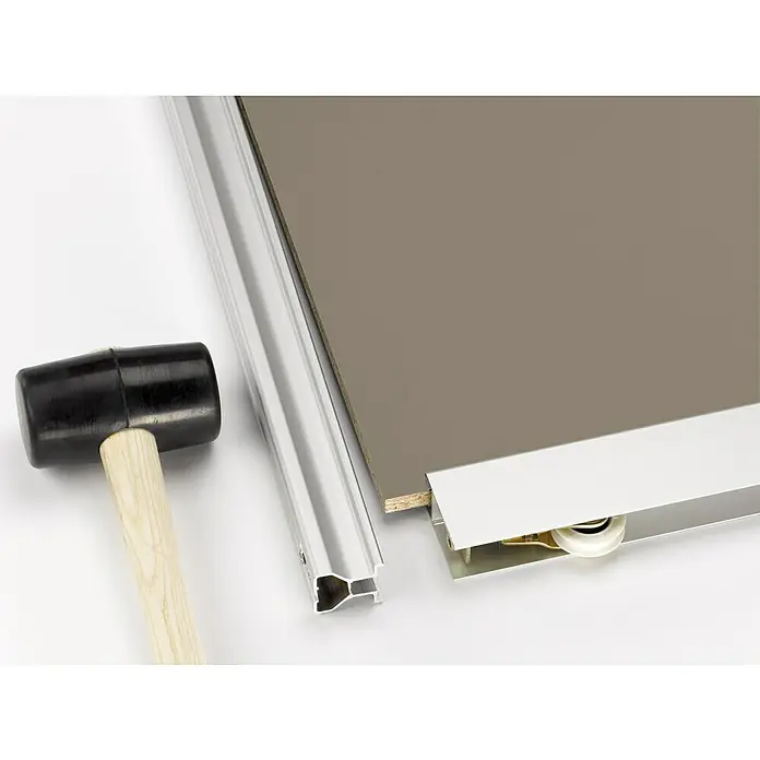 Room Plaza Easy Doing Schiebetür-Bau-Set Kniestock - Taupe, Farbe Beschlag: Silber - Nahaufnahme eines Schiebetürbeschlags mit Rollenführung, Aluminiumprofil und Gummihammer auf weißem Grund.