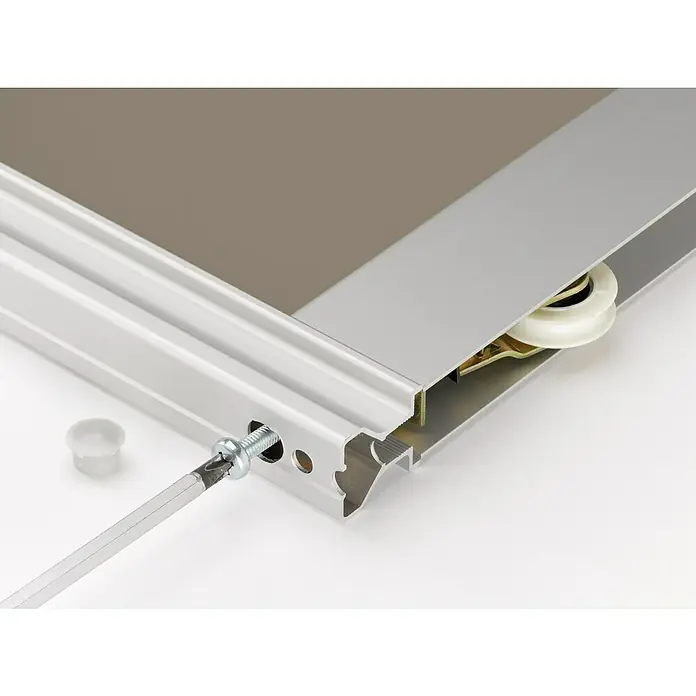 Room Plaza Easy Doing Schiebetür-Bau-Set Kniestock - Taupe, Farbe Beschlag: Silber - Detailaufnahme eines Aluminium-Schiebefensters mit Schraube und Rollenmechanismus, ideal für moderne Innenräume.