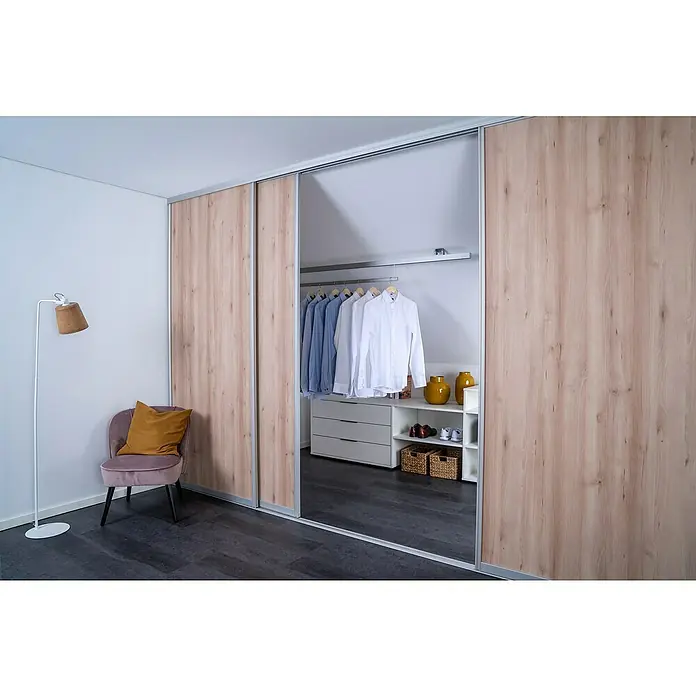 Room Plaza Easy Doing Schiebetür-Bau-Set - Buche Naturwuchs, Farbe Beschlag: Silber - Schiebetürenschrank mit Holzoptik und Aluminiumrahmen, der viel Stauraum bietet. Das Innere des Schranks ist ordentlich und organisiert.