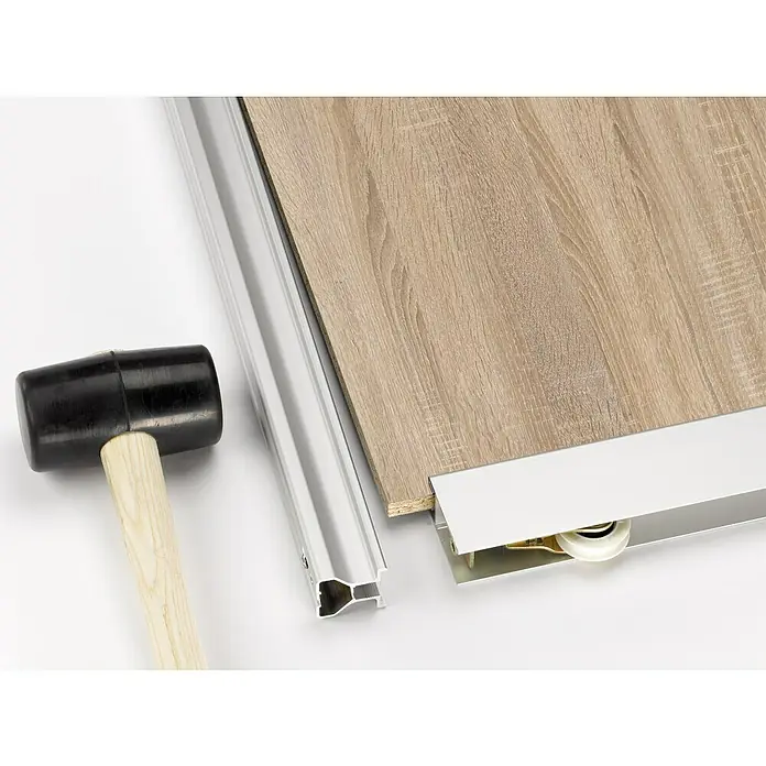 Room Plaza Easy Doing Schiebetür-Bau-Set - Eiche geplankt, Farbe Beschlag: Silber - Nahaufnahme von Schiebetürbeschlägen, einschließlich einer Gummikopfharke, Aluminiumprofilen und einem Paneel mit Holzmaserung.