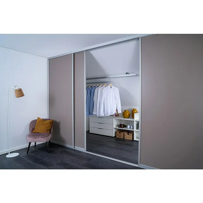 Room Plaza Easy Doing Schiebetür-Bau-Set - Taupe, Farbe Beschlag: Silber - Einbauschrank mit Schiebetüren in einem Schlafzimmer, der zusätzlichen Stauraum bietet und das moderne Design des Raumes unterstreicht.