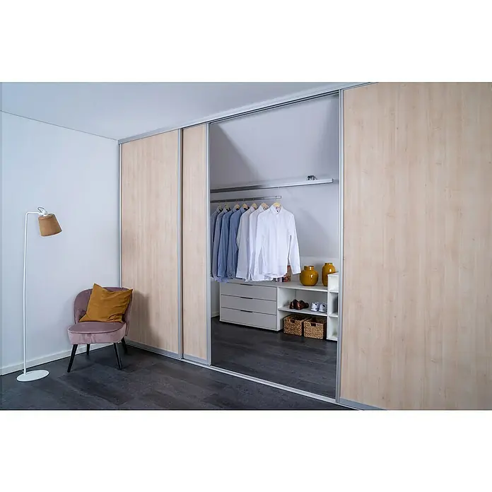 Room Plaza Easy Doing Schiebetür-Bau-SetAhorn Naturwuchs, Profilfarbe: Silber - Einbauschrank mit Schiebetüren aus hellem Holz und silbernen Beschlägen, der Stauraum und Ordnung im Raum schafft.