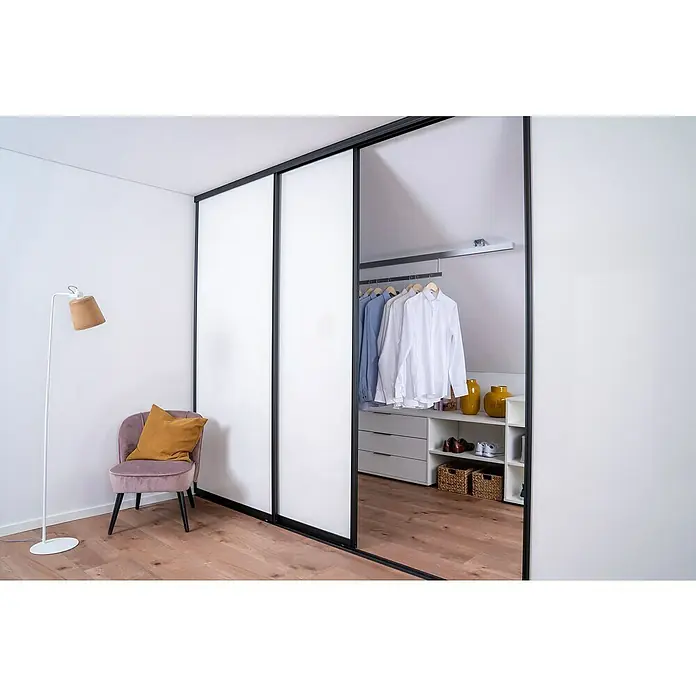 Room Plaza Easy Doing Schiebetür-Bau-Set - Hochglanz Schwarz/Hochglanz Weiß, Farbe Beschlag: Schwarz - Großes Schranksystem mit Schiebetüren. Elegantes Design in Weiß und Schwarz, ideal für moderne Schlafzimmer und begehbare Kleiderschränke.