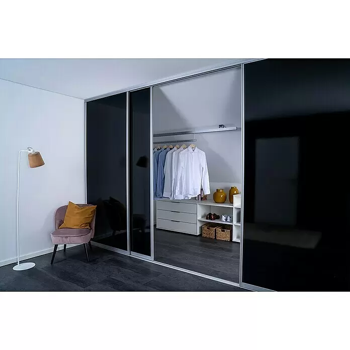 Room Plaza Easy Doing Schiebetür-Bau-Set - Hochglanz Schwarz/Hochglanz Weiß, Farbe Beschlag: Silber - Moderner Kleiderschrank mit schwarzen Hochglanz-Schiebetüren und silbernen Rahmen. Eine Tür ist offen, zeigt Hemden, Schubladen, Schuhe und Vasen im Inneren.