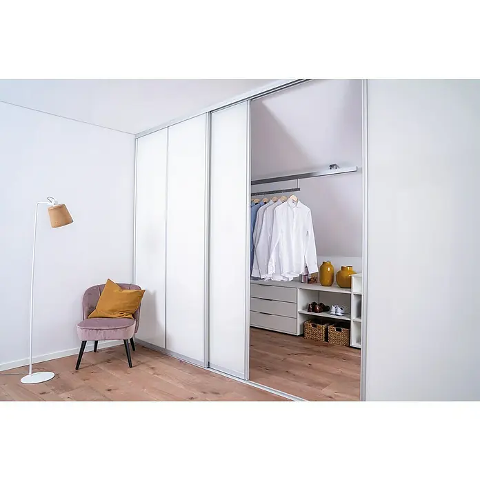 Room Plaza Easy Schiebetür-Bau-Set - Hochglanz Schwarz/Hochglanz Weiß, Farbe Beschlag: Silber - Ein begehbarer Kleiderschrank mit Schiebetüren, der einen Einblick in das Innere mit Regalen, Kleidung und dekorativen Vasen bietet.